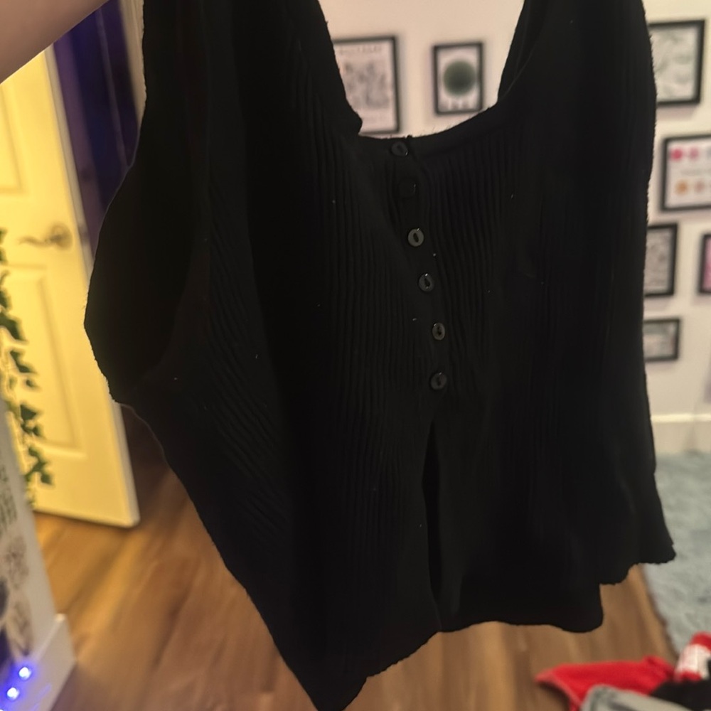 black cropped shirt with buttons and slit in the middle